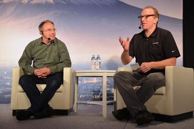 LinusとDirk Hohndel氏といえば「LinuxCon Japan」の“2人放談”を思い出す人も多いのでは? この写真は2016年の「LinuxCon Japan」での2人。Subsurface開発でも息の合ったコンビとして活躍している。 LinusとDirk Hohndel氏といえば「LinuxCon Japan」の“2人放談”を思い出す人も多いのでは? この写真は2016年の「LinuxCon Japan」での2人。Subsurface開発でも息の合ったコンビとして活躍している。
