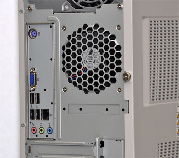 図3　リアパネルにはキーボード（ミニDIN6ピン）×1，アナログRGBポート（ミニD-Sub15ピン）×1，1000BASE-T（100BASE-TX/10BASE-T対応）LANコネクタ（RJ-45）×1，USB2.0×4，ライン出力端子×1，マイク端子×1，ライン入力端子×1が搭載されています。