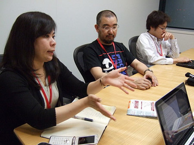 写真1　議論するJANOG26チェア陣。手前から奥に，吉村，小山，松下（いずれも敬称略）。