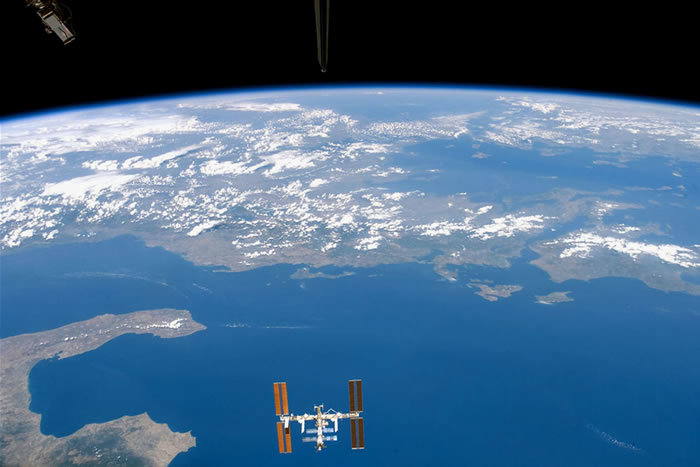 地中海の上空を飛ぶ宇宙ステーションをスペースシャトルから見下ろす