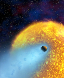 異形の惑星「ホットジュピター」のひとつ　巨大ガス惑星であるHD209458b。ハッブル望遠鏡の観測で、大気は宇宙空間に流れ出ていることがわかった。恒星に近いため、水素などの軽い原子が彗星のように尾を引いていると考えられる。（『宇宙は地球であふれている』より。提供：ESA/AlfredVidal-Madjar/NASA）