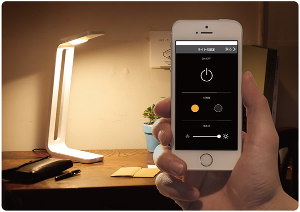LEDのデスクスタンドとしても使うことができ、明るさなどはiPhoneから調節できる