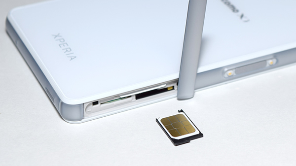 スマホに挿入されているSIMカードは自由に出し入れ可能。格安SIMが利用できれば、通信料金を節約することができる