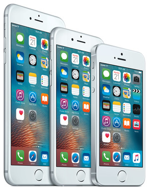 小型軽量化して登場したiPhone SE（右）。iPhone 6s（中）、iPhone 6s Plus（左）と比べるとその小ささは一目瞭然だ
