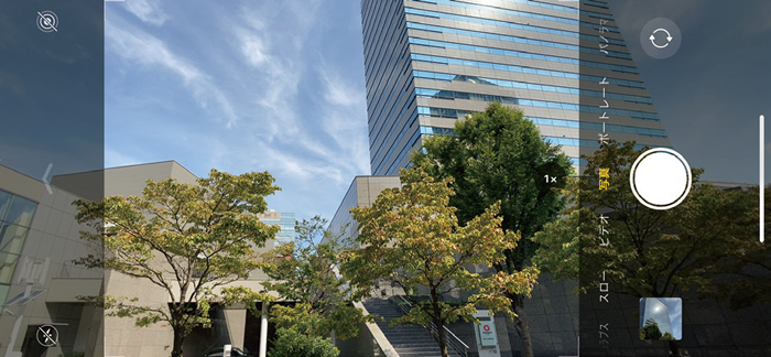 ［カメラ］アプリの広角時の画面。広角カメラの撮影範囲に加えて、超広角カメラの撮影範囲が、メニューなどが表示されている部分に表示されています