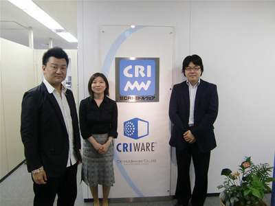 株式会社CRI・ミドルウェア iPhone&SmartPhone推進室長 兼営業部マーケティングチーム リードディレクター 幅朝徳氏(左),マーケティングチーム 主任 尾沢あずさ氏(中央)/メディアプローブ株式会社 代表取締役 渡辺泰氏(右) 株式会社CRI・ミドルウェア iPhone&SmartPhone推進室長 兼営業部マーケティングチーム リードディレクター 幅朝徳氏(左),マーケティングチーム 主任 尾沢あずさ氏(中央)/メディアプローブ株式会社 代表取締役 渡辺泰氏(右)