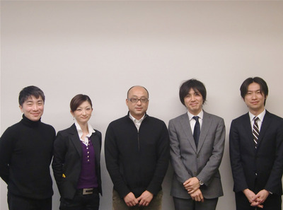 日本電気株式会社 モバイルターミナル 販売推進本部課長 宮内伸晃氏(中央),NECビッグローブ株式会社 ビジネス事業部 梶原誠氏(右から2番目) 塩野入和哉氏(右端),株式会社ロフトワーク 代表取締役社長 諏訪光洋氏(左端) マーケティングDiv. 木下里美氏(左から2番目) 日本電気株式会社 モバイルターミナル 販売推進本部課長 宮内伸晃氏(中央),NECビッグローブ株式会社 ビジネス事業部 梶原誠氏(右から2番目) 塩野入和哉氏(右端),株式会社ロフトワーク 代表取締役社長 諏訪光洋氏(左端) マーケティングDiv. 木下里美氏(左から2番目)