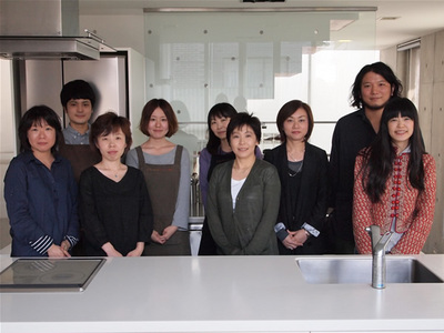 株式会社ナッツカンパニー 代表取締役 料理研究家&栄養士 小田真規子氏(前列右から2番目),チーフプロデューサー 近藤日登美氏(後列右から2番目),有限会社スタジオナッツ 菱沼直美氏(前列左端),株式会社ストゥーパ 代表取締役 池田龍平氏(後列右端),アートディレクター 野原かおり氏(前列右端)ほか,スタジオナッツの皆さん 株式会社ナッツカンパニー 代表取締役 料理研究家&栄養士 小田真規子氏(前列右から2番目),チーフプロデューサー 近藤日登美氏(後列右から2番目),有限会社スタジオナッツ 菱沼直美氏(前列左端),株式会社ストゥーパ 代表取締役 池田龍平氏(後列右端),アートディレクター 野原かおり氏(前列右端)ほか,スタジオナッツの皆さん