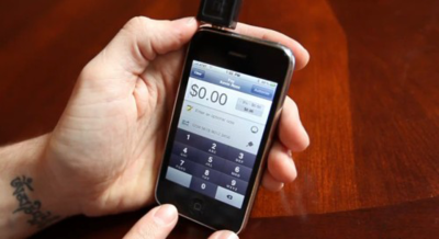スマートフォンで決済を行う スマートフォンで決済を行う