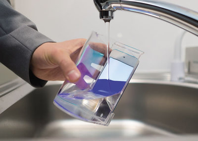 写真2 計量カップに取り付けたスマートフォンで調味料などの量を可視化するInteglass 写真2 計量カップに取り付けたスマートフォンで調味料などの量を可視化するInteglass