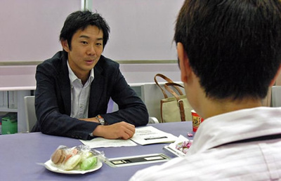 吉見大輔さん（奥），新野（手前）