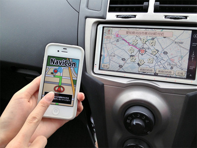 デンソーが提供している「NaviCon」。Bluetoothでカーナビと接続することで,スマートフォンからカーナビの地図を操作したり,目的地を設定できる デンソーが提供している「NaviCon」。Bluetoothでカーナビと接続することで,スマートフォンからカーナビの地図を操作したり,目的地を設定できる