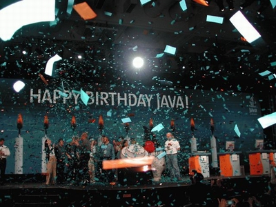 Java誕生10年を迎えたときのJavaOne 2005の様子。Javaの父,James Gosling氏をはじめ,たくさんの関係者が集まりJava10週年を祝った Java誕生10年を迎えたときのJavaOne 2005の様子。Javaの父,James Gosling氏をはじめ,たくさんの関係者が集まりJava10週年を祝った