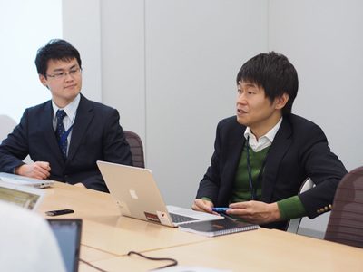対談の模様(3)関 堅吾氏(左)と岩崎氏 対談の模様(3) 関 堅吾氏(左)と岩崎氏