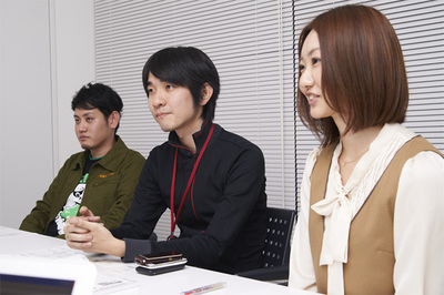 (左から)アメーバ事業本部 ソーシャルゲームディビジョン ディベロップメントグループ 秋山卓見氏,久保卓也氏,プロデュースグループ 鈴木恵美子氏 (左から)アメーバ事業本部 ソーシャルゲームディビジョン ディベロップメントグループ 秋山卓見氏,久保卓也氏,プロデュースグループ 鈴木恵美子氏