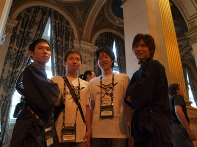 写真3：松下君と中島君はImagine Cup Tシャツ，加藤君と前山くんは甚平姿で。「SAMOURAI！」と声をかけられていました