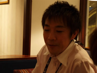 写真2：小板先生は38歳。写真を見てもわかるようにとても若々しくて，初めてお会いしたときは学生だと思ってしまいました