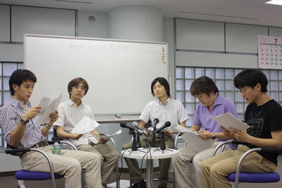 事前資料を確認する面々。左から,前坂さん,長野さん(以上,mixi),正野さん,池邉さん(ライブドア),福冨さん(ニコニコ動画) 事前資料を確認する面々。左から,前坂さん,長野さん(以上,mixi),正野さん,池邉さん(ライブドア),福冨さん(ニコニコ動画)