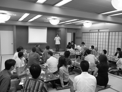夜の宴会では次々と暑いライトニングトークスが繰り広げられました。 夜の宴会では次々と暑いライトニングトークスが繰り広げられました。