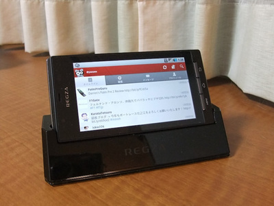 REGZA Phoneは,スマートフォンでは珍しくクレードルを添付している REGZA Phoneは,スマートフォンでは珍しくクレードルを添付している