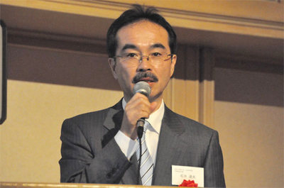 授賞式後の記念講演に立つ石井氏。ご自身のPostgrrSQLにまつわる活動を第1期～第4期に分けて解説。それは日本のOSSの歴史そのものでもあります。