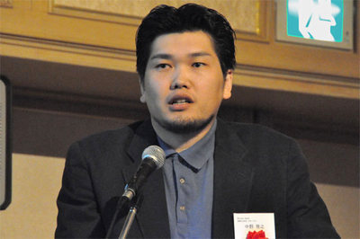 授賞式後の記念講演での中野氏。Mozillaジャパンでの活動，とくにバグ報告とその解決についての苦労談を中心としたお話です。Bugzilla-JPはよく機能していますが，もう少し初心者向けのシステム，コミュニティが必要とのこと。