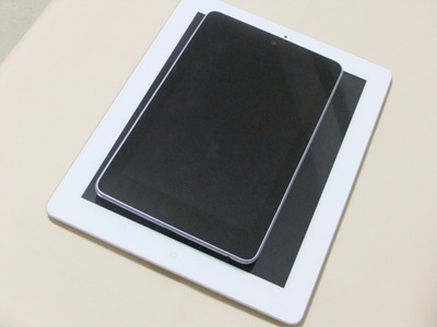 iPadの上にNexus 7を置いたところ。片手サイズがちょうど良い iPadの上にNexus 7を置いたところ。片手サイズがちょうど良い