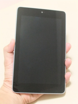 Nexus 7を手に持った時の様子。何とか片手で持てるサイズ Nexus 7を手に持った時の様子。何とか片手で持てるサイズ
