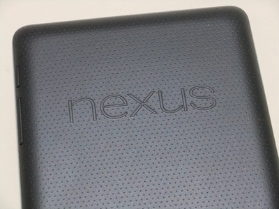 Nexus 7の背面。ラバーコーティングが良い滑り止めになっているが…… Nexus 7の背面。ラバーコーティングが良い滑り止めになっているが……