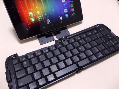 付属のスタンドにNexus 7を立てて使っている様子 付属のスタンドにNexus 7を立てて使っている様子