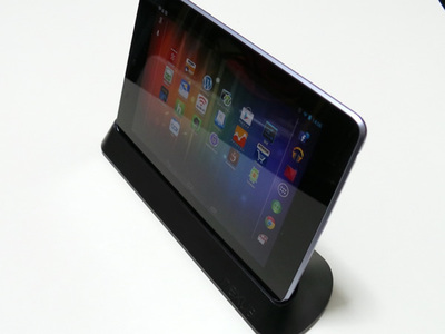 Nexus 7をドッキングステーションを置いた様子 Nexus 7をドッキングステーションを置いた様子