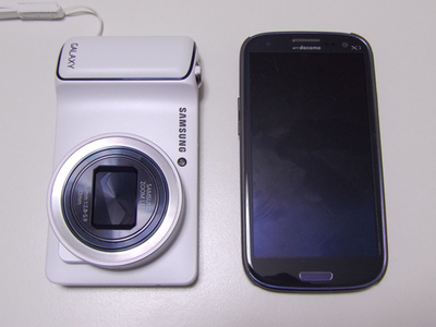 GALAXY S IIIとの比較。大きさは,それ程変わりがない GALAXY S IIIとの比較。大きさは,それ程変わりがない