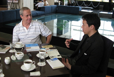 左から，David Allenさん，堀 E. 正岳さん