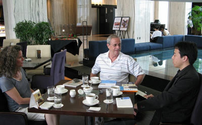左から，Kathryn Allenさん，David Allenさん，堀 E. 正岳さん