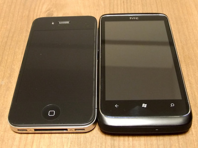 iPhone 4との大きさ比較。見た感じは,ほとんど変わらない iPhone 4との大きさ比較。見た感じは,ほとんど変わらない