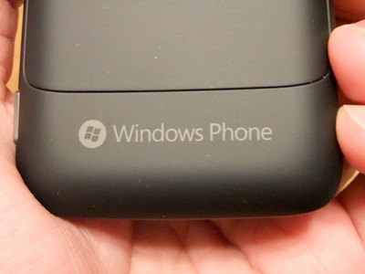 ラバーコーティングされた裏面。誇らしげに「Windows Phone」のロゴが配置されているが,コーティングの耐久性が気になる ラバーコーティングされた裏面。誇らしげに「Windows Phone」のロゴが配置されているが,コーティングの耐久性が気になる
