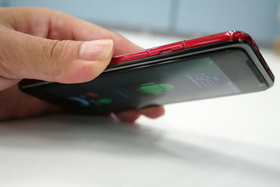 すぐに電話に出られない時や静かな場所ではHTC Jを裏向けるだけで消音する すぐに電話に出られない時や静かな場所ではHTC Jを裏向けるだけで消音する