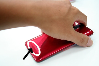 裏向きに置けばHTC Jの背面にあるスピーカーから相手の声が聞こえる 裏向きに置けばHTC Jの背面にあるスピーカーから相手の声が聞こえる
