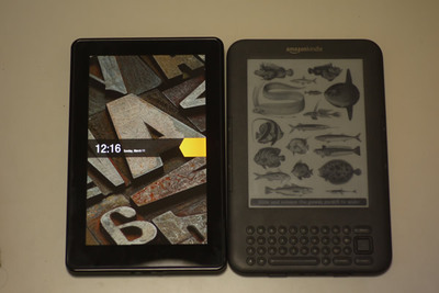 写真1 Kindle Fireと第三世代のKindleの比較 写真1 Kindle Fireと第三世代のKindleの比較
