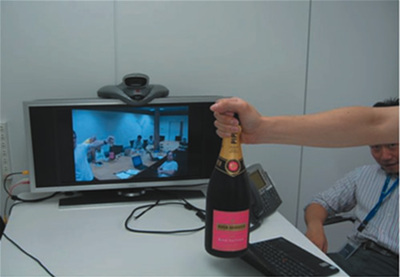 ビデオカンファレンスの様子。こちらが日本オフィス,映っているのがUS本社です ビデオカンファレンスの様子。こちらが日本オフィス,映っているのがUS本社です