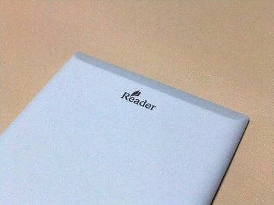 背面は,滑り止めも兼ねた素材が使われている。Readerのロゴがワンポイントになっている 背面は,滑り止めも兼ねた素材が使われている。Readerのロゴがワンポイントになっている