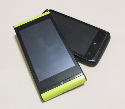 IS12TとHTC Trophyのツーショット。大きさは変わらないが,IS12Tの方が軽い IS12TとHTC Trophyのツーショット。大きさは変わらないが,IS12Tの方が軽い