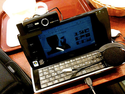 図1　WILLCOM D4によるUstream生中継の写真