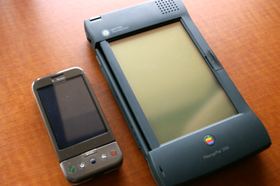 Newton 2100。アシスト機能やインクテキスト,ジェスチャーコマンドなど,当時としては意欲的な造りだった Newton 2100。アシスト機能やインクテキスト,ジェスチャーコマンドなど,当時としては意欲的な造りだった