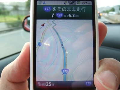助手席でGoogleマップナビを使う様子。HT-03Aは,画面が小さいので,助手席に座る人のヘルプが必要かも。 助手席でGoogleマップナビを使う様子。HT-03Aは,画面が小さいので,助手席に座る人のヘルプが必要かも。