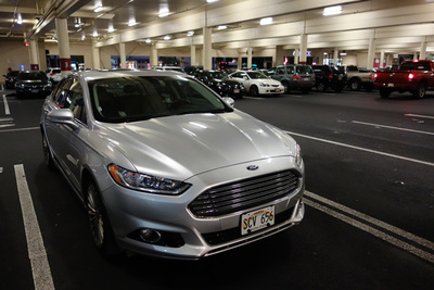 滞在中の相棒に決まったFord Fusion。家族連れでトラブルは避けたかったので,「もろアメ車!」ってのはやめました。でもこいつだって,でかいわ,すいすい走るわ,充実装備だわでいい車です。右後輪が怪しいけど…。 滞在中の相棒に決まったFord Fusion。家族連れでトラブルは避けたかったので,「もろアメ車!」ってのはやめました。でもこいつだって,でかいわ,すいすい走るわ,充実装備だわでいい車です。右後輪が怪しいけど…。