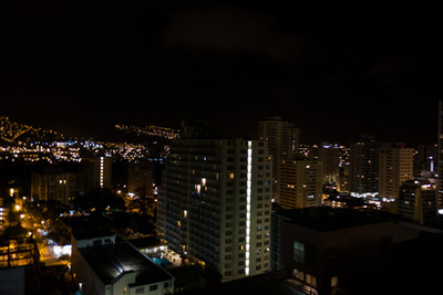明日の再会に思いをはせながら,ぼーっと眺めるワイキキの夜景。 明日の再会に思いをはせながら,ぼーっと眺めるワイキキの夜景。