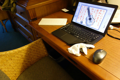 10日間,ホテルの机で働いてくれた機材たち。VAIO Zを中心に,ポケモンキーボード,親指と人差し指部分を切り落とした綿手袋,LogicoolのBluetoothマウス。皆さんよく働いてくれました。 10日間,ホテルの机で働いてくれた機材たち。VAIO Zを中心に,ポケモンキーボード,親指と人差し指部分を切り落とした綿手袋,LogicoolのBluetoothマウス。皆さんよく働いてくれました。
