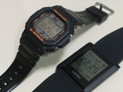 G-SHOCKと並べたところ。わかりづらい写真だが,武骨なG-SHOCKが普通に見えほど,WIMM Oneも武骨 G-SHOCKと並べたところ。わかりづらい写真だが,武骨なG-SHOCKが普通に見えほど,WIMM Oneも武骨