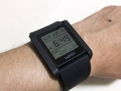 WIMM Oneを腕に付けたところ。大型の腕時計 WIMM Oneを腕に付けたところ。大型の腕時計